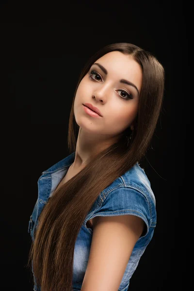 Junge schöne Mädchen Modell mit langen Haaren — Stockfoto