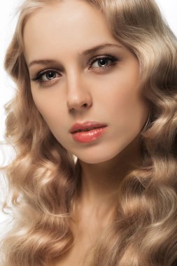 Beyaz arka plan yakın çekim güzel sarışın kız