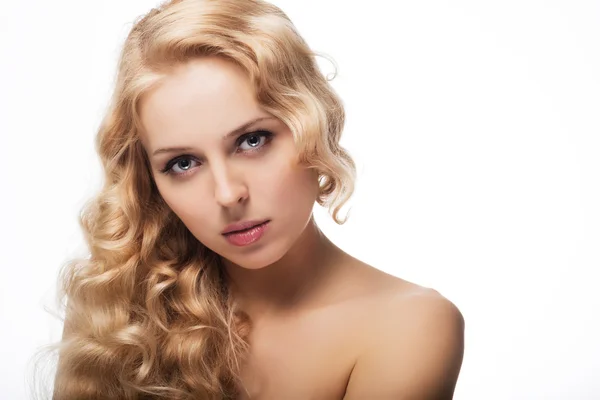 Piękna blondynka na białe tło zbliżenie — Zdjęcie stockowe