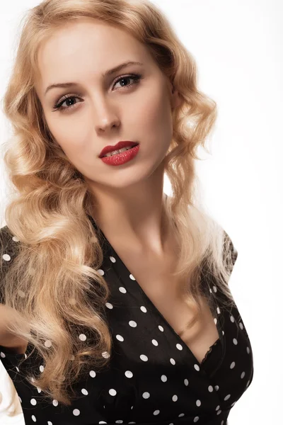 Prachtige blond meisje portret op witte achtergrond close-up — Stockfoto