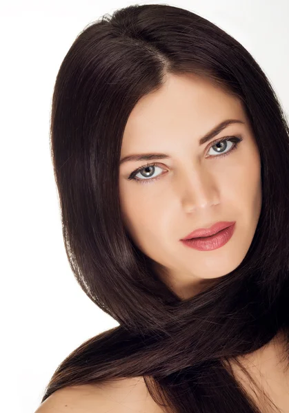 Retrato de menina com belo cabelo longo preto isolado no fundo branco — Fotografia de Stock