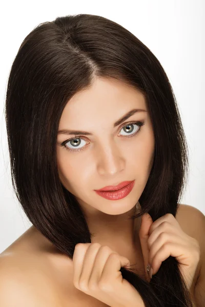 Retrato de menina com belo cabelo longo preto no fundo branco — Fotografia de Stock