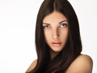 Beyaz arka plan üzerinde izole kahverengi güzel uzun saçlı genç kız portre