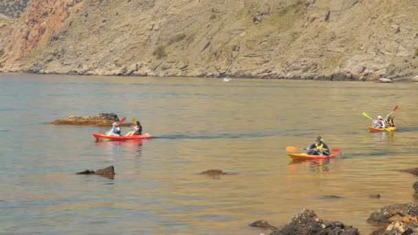 Traveler kajakpaddling i Svarta havet från bakåt Visa — Stockvideo