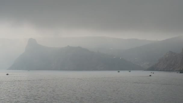 Лодки на море в тумане — стоковое видео