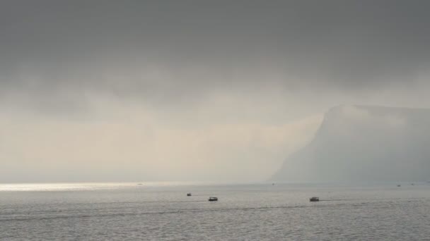 Boote auf dem Meer im Nebel — Stockvideo