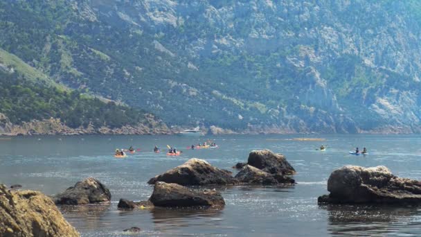 Kayak viajero en el mar Negro desde la vista hacia atrás — Vídeo de stock