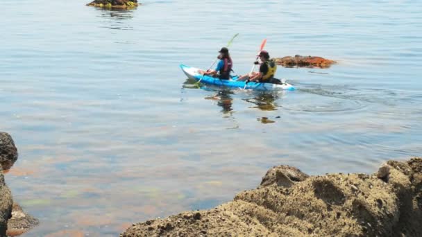 Traveler kayaking in the Black sea from backward view — Stock Video