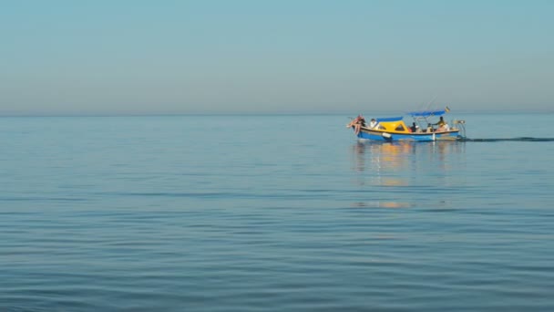 Båten med turister rullar över havet — Stockvideo