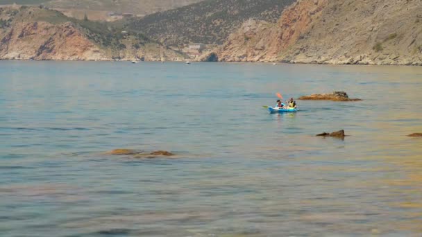 Traveler kayaking in the Black sea from backward view — Stock Video