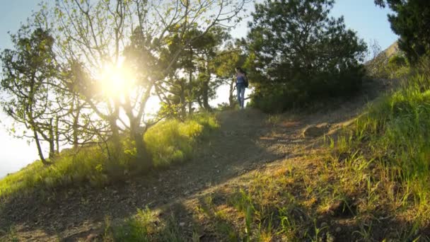 Tyttö turisti reppu on matkalla vuorilla — kuvapankkivideo