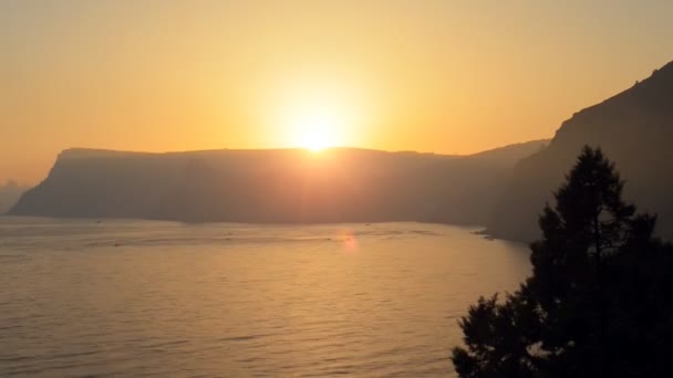 Pôr do sol bonito sobre o mar.Time lapse — Vídeo de Stock