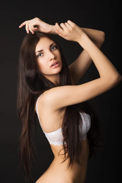 Teen menina retrato com bela marrom longo cabelo isolado no preto fundo — Fotografia de Stock