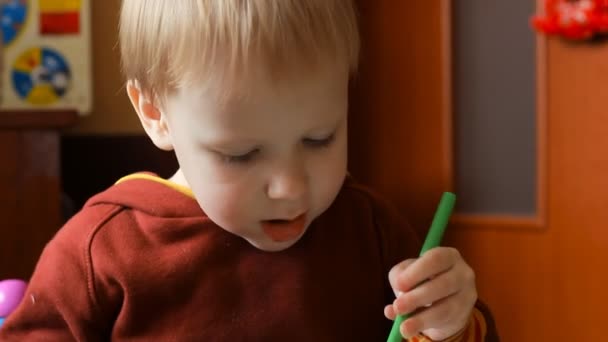 Child learns to draw — Stock Video