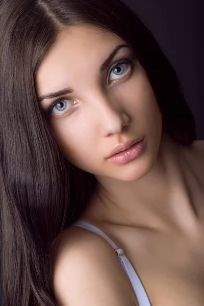 Piękna brunetka dziewczyna portret na czarnym tle z bliska — Zdjęcie stockowe