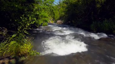 Kırım Dağları'nda hızlı Nehri