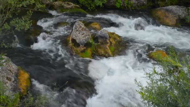 Şelale, nehir, dağlar, doğa. (zaman atlamalı) — Stok video
