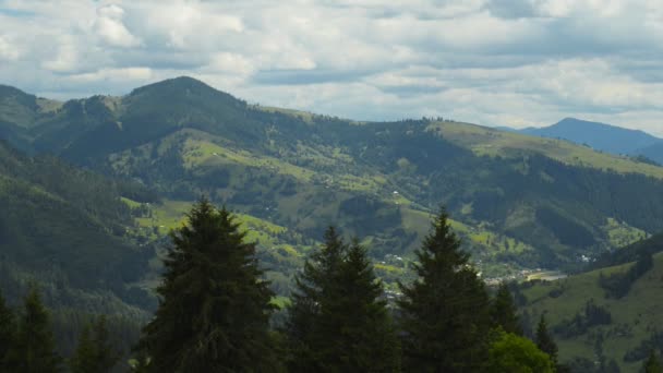 O movimento de nuvens altas nas montanhas dos Cárpatos (Timelapse ) — Vídeo de Stock