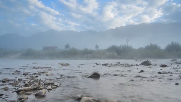 Niebla matutina en las montañas y el río de montaña (Timelapse ) — Vídeos de Stock