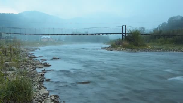 Утренний туман в горах и мост через реку (Timelapse ) — стоковое видео