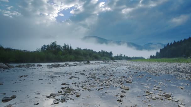 晨雾在山区和山区河流 (游戏中时光倒流) — 图库视频影像