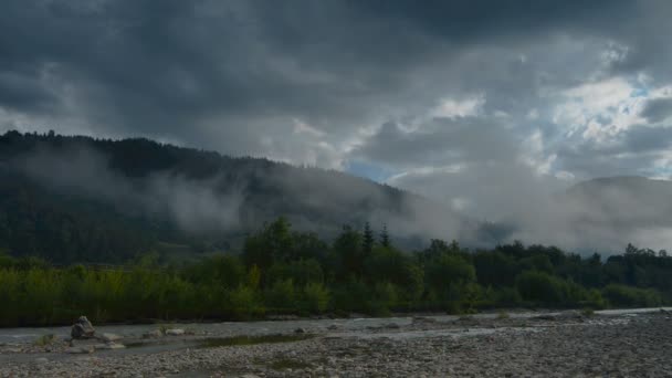 Morgondimma i berg och berg river (Timelapse) — Stockvideo