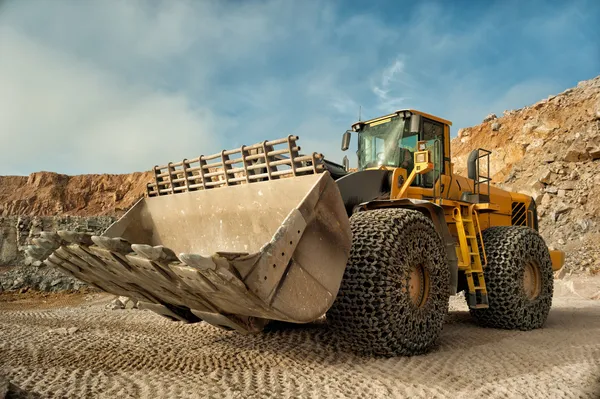 Tung byggnad bulldozer stenbrottet, bil — Stockfoto