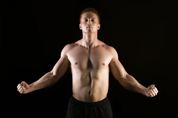 Saludable musculoso joven posando en estudio — Foto de Stock