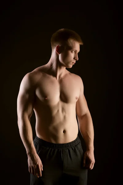 Healthy muscular young man posing in studio — Stock Photo, Image