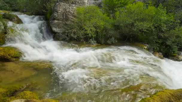 Snelle rivier op de Krim — Stockvideo