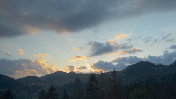 Хмар, що рухаються через Карпатський гори — стокове відео