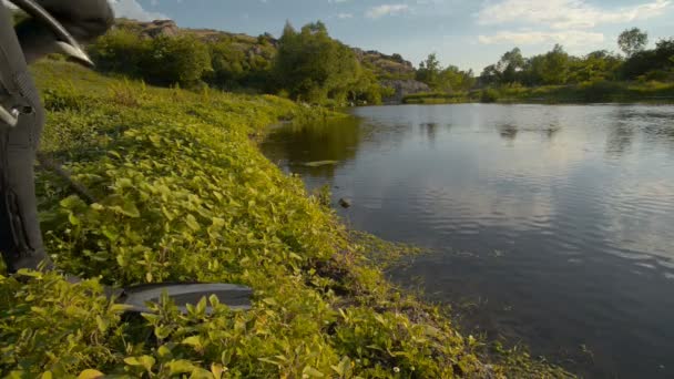 En dykare sjunker ner i floden i kanjonen — Stockvideo