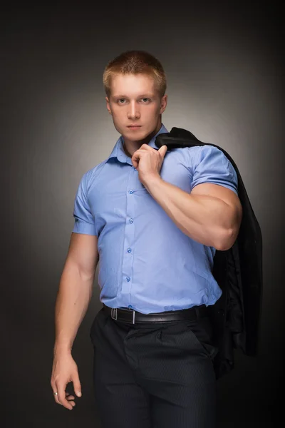 건강 한 근육 질의 젊은 남자 스튜디오 포즈 — 스톡 사진