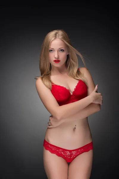 Mode-shoot van jonge blonde meisje in lingerie — Stockfoto