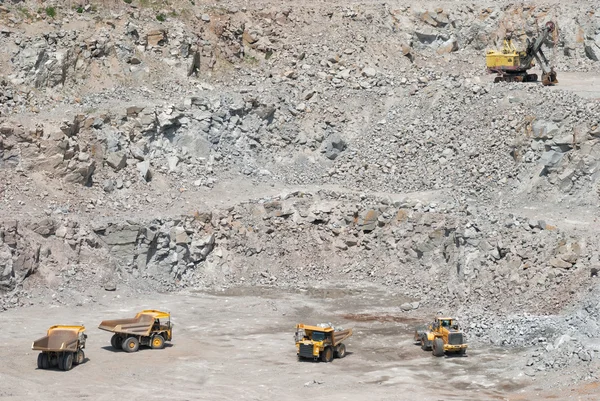 Zware gebouw bulldozer steengroeve, auto — Stockfoto