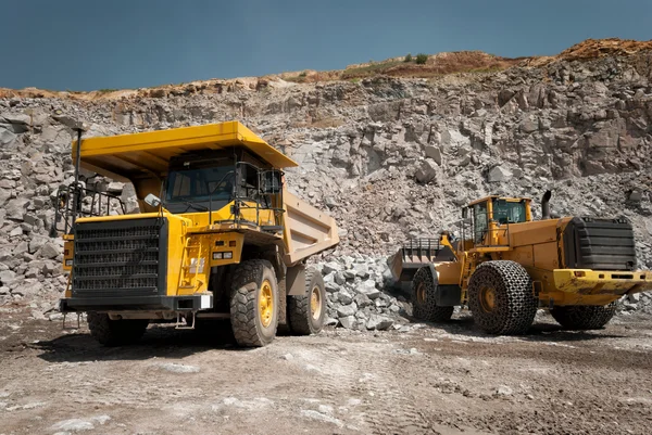 Tung byggnad bulldozer stenbrottet, bil — Stockfoto