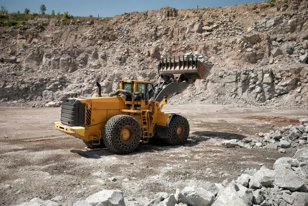 Tung byggnad bulldozer stenbrottet, bil — Stockfoto