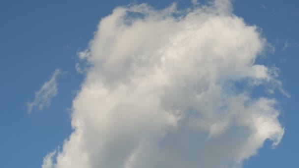 Rörelsen av moln på himlen — Stockvideo