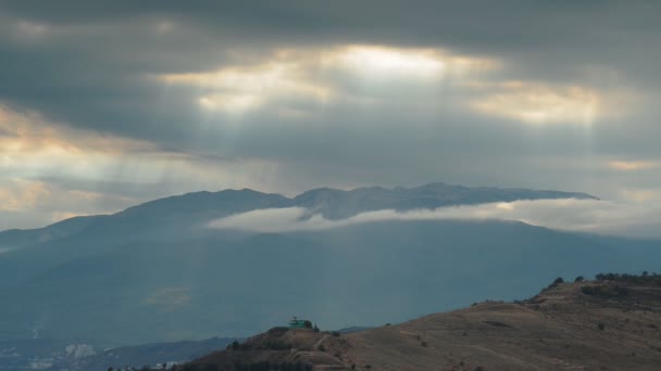 O movimento das nuvens nas montanhas (Timelapse ) — Vídeo de Stock