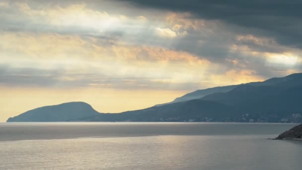 Die Bewegung von Wolken in den Bergen (Zeitraffer)) — Stockvideo