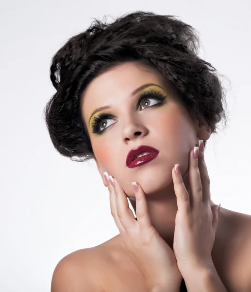 Portrait of young brunette girl in fashion style — Stock Photo, Image