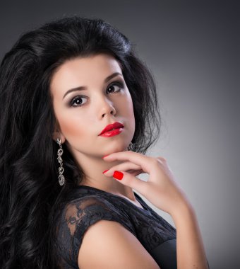 Moda stil genç esmer kız portresi