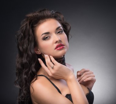Moda stil genç esmer kız portresi