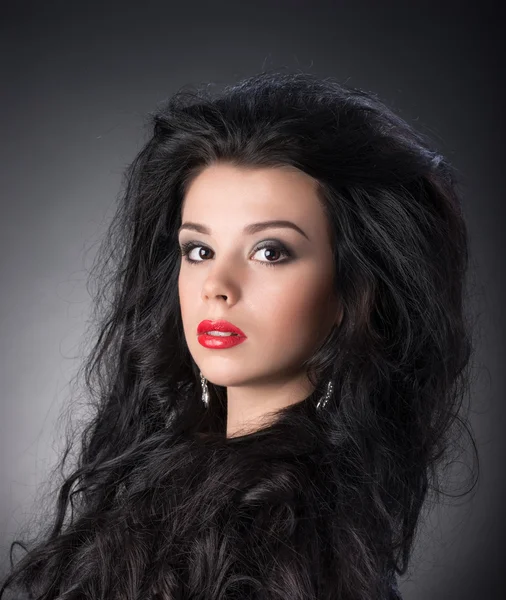 Portrait of young brunette girl in fashion style — Stock Photo, Image