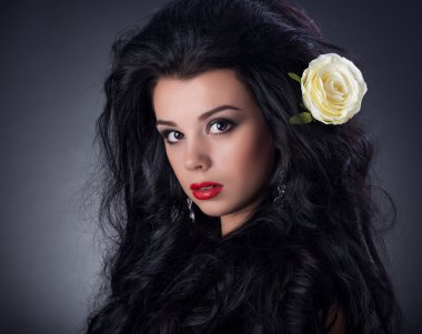 Moda stil genç esmer kız portresi