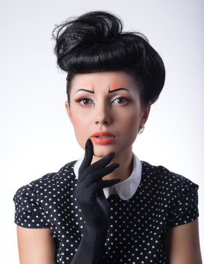 Moda stil genç esmer kız portresi