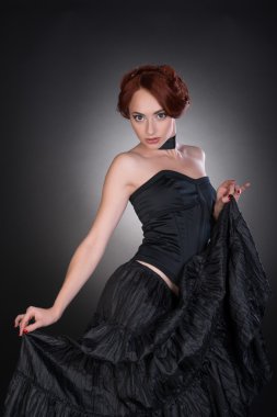 Moda stil genç esmer kız portresi