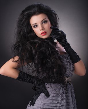 Moda stil genç esmer kız portresi