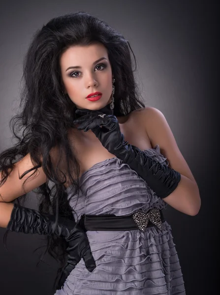 Moda stil genç esmer kız portresi