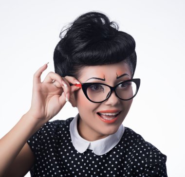 Moda stil genç esmer kız portresi